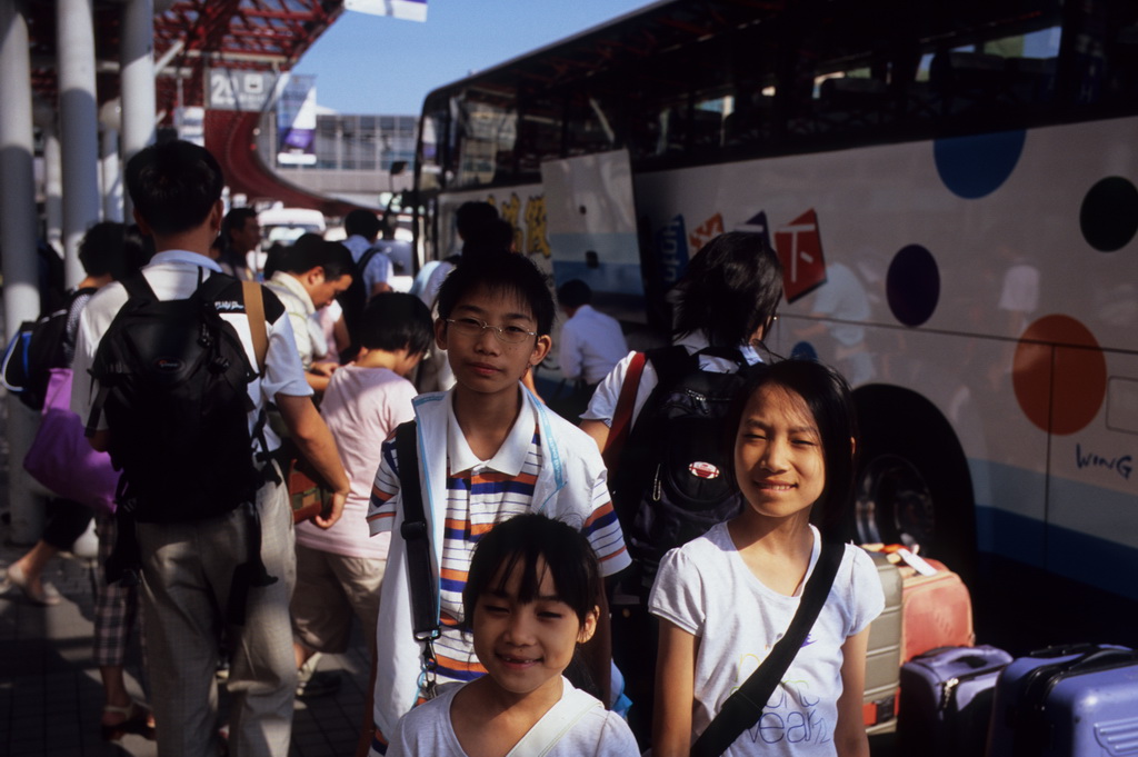 450-08.jpg - 抵達日本新千歲機場，要上遊覽車了